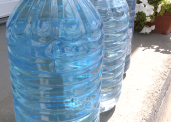 Mungesa e ujit të pijes në lagjen “Hasan Prishtina” në Podujevë, banorët detyrohen ta sigurojnë atë në forma të ndryshme