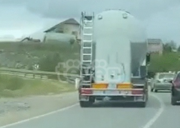 Pas raportimit të Tëvë 1 sot, dënohet shoferi i kamionit që kreu tejkalim në vijë të plotë