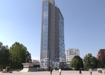 Ndarja e milionave nga Qeveria, opozita e analistët kritikojnë strategjinë ekonomike të ekzekutivit