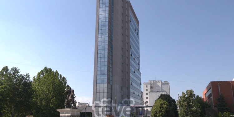 Ndarja e milionave nga Qeveria, opozita e analistët kritikojnë strategjinë ekonomike të ekzekutivit