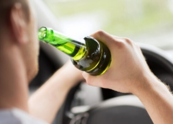 Mjekët amerikanë kërkojnë që në shishet e alkoolit të vendosen shenjat paralajmëruese të kancerit