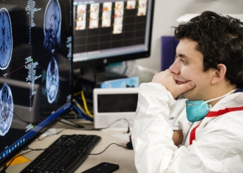 Studimi i fundit zbulon gjëra të frikshme që COVID po i bën trurit