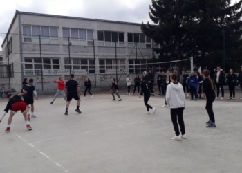 Gjimnazi “Ismail Qemali” në Kamenicë ndërpret grevën, fillon mësimin të hënën