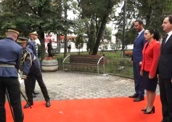 Osmani, Kurti e Konjufca bëjnë homazhe te shtatorja e Nënë Terezës, e kujtojnë me krenari veprën e saj