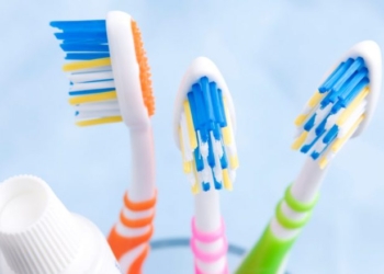 Mos përdorni të njëjtën furçë dhëmbësh për më shumë se tre muaj – efektet mund të jenë të këqija