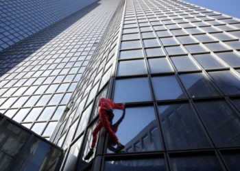 ‘Spidermani francez’ ngjitet në rrokaqiellin e Parisit për të shënuar ditëlindjen e 60-të