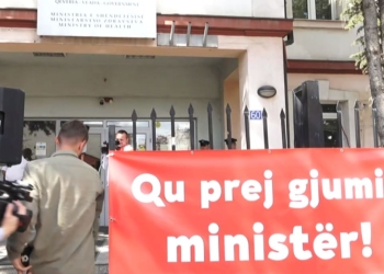 PSD-ja përmes aksionit simbolik e thërret ministrin Rifat Latifi të zgjohet prej gjumit