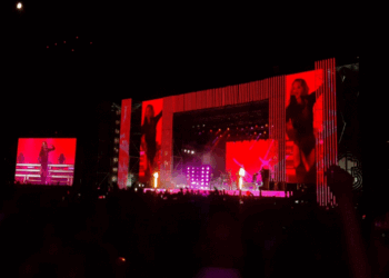 Rita Ora elektrizon Tiranën, koncerti mbledh qindra të rinj në sheshin “Skënderbej”