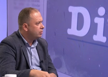 Mujaj: Drejtori e autorizoi mirëmbajtësin që të mos lejojë mësuesen me shami të hyjë në shkollë