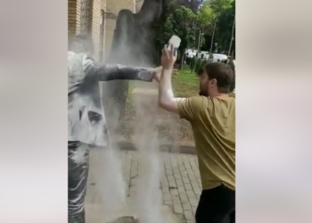 Aktivistët e PSD-së e gjuajnë me miell ministrin Murati (VIDEO)