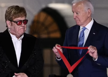 Elton John nderohet me medalje nga presidenti Joe Biden