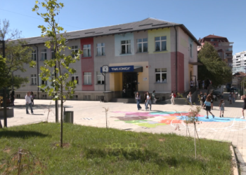 Disa paralele në shkollën “Faik Konica” në Prishtinë, kanë nisur mësimin