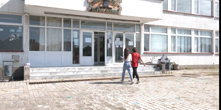 Shkollat në Podujevë vazhdojnë më grevën, disa mësimdhënës kërkojnë fillimin e vitit shkollor
