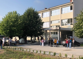 Viti, nxënësit shkojnë në shkollë, mësimdhënësit në grevë