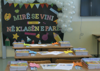 Ndërpritet greva në një shkollë në Gjakovë, nxënësit të lumtur