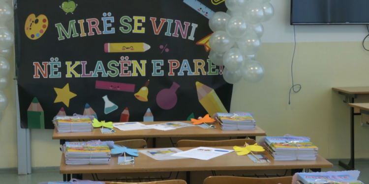 Ndërpritet greva në një shkollë në Gjakovë, nxënësit të lumtur