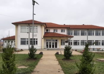 Dy shkolla në Podujevë u bëjnë thirrje prindërve t’i dërgojnë fëmijët në shkolla
