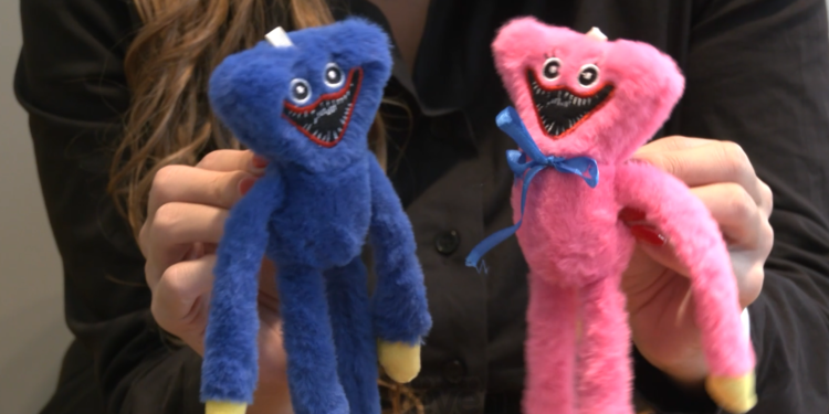 Imazhi i “Huggy Wuggy”, po shitet si lodër në Kosovë, prindërit kërkojnë largimin nga tregu