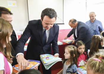 Kurti: Shkolla duhet të jetë vendi ku vijnë nxënësit të mësojnë e jo t’i gjejnë dyert e mbyllura