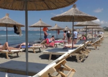 Të huajt nuk ikin nga Vlora, plazhet e egra janë të mbushura me pushues perëndimorë