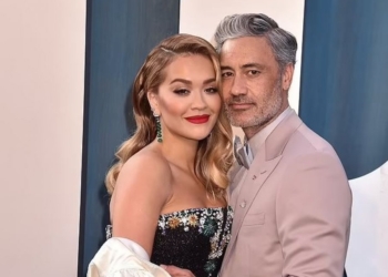 Rita Ora konfirmon martesën me Waititin