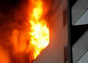Përfshihet nga flakët një banesë në Tiranë, vdes një grua