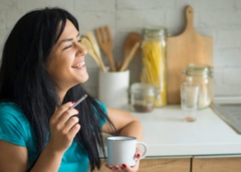 Pini kafe dhe cigare në mëngjes? Zbuloni çfarë i ndodh trupit tuaj