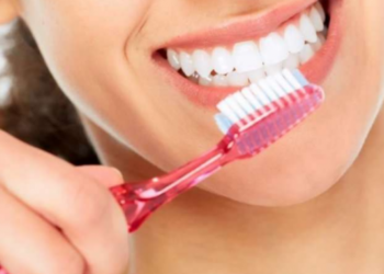 Në dukje i padëmshëm, ky zakon mund të jetë një “katastrofë” për dhëmbët tuaj