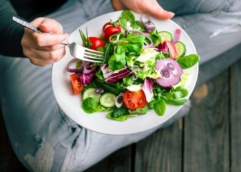 Tri ushqime që nuk duhet t’i hani kur jeni në dietë