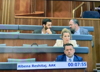 Dy deputetë të VV-së “ndahen” nga kolegët, ulen kah opozita