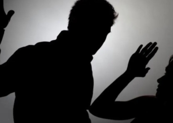 Nën ndikim të alkoolit, burri dhe gruaja rrahën mes vete në veturë