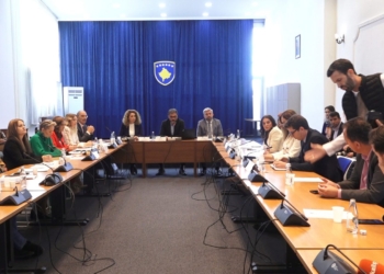 Deputeti i VV-së, Eman Rrahmani përplaset me Golën, e lëshon mbledhjen