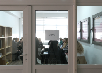 Rutina 35 ditore e mësimdhënësve brenda një salle