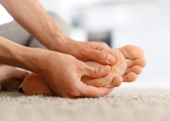 Shenjat e niveleve të ulëta të kësaj vitamine që keni, i vini re ‘natën’