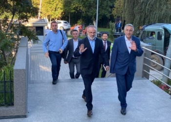 Jasharaj arrin në ndërtesën e qeverisë për takimin me Kurtin