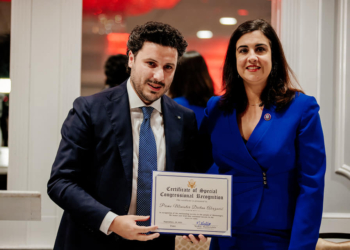 Kongresistja amerikane i ndan mirënjohje të veçantë Dritan Abazoviqit