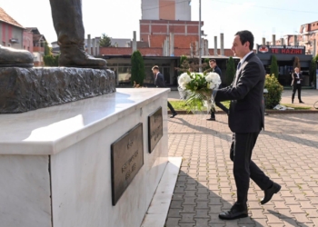 Kurti e Kujton Fehmi e Xhevë Lladrovcin, e krahason me Azem e Shotë Galicën