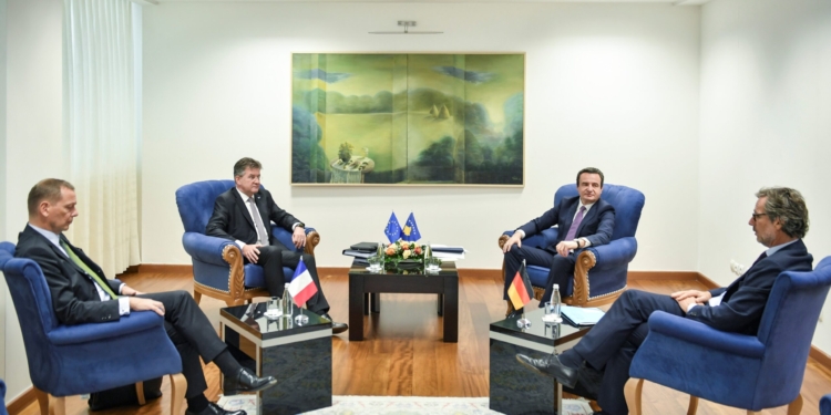 Deklarohet Kurti pas takimit me emisarin Lajçak, këshilltarët Plötner dhe Bonne