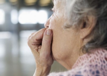 Djali demoloi shtëpinë për shkak të borxheve, nëna e raportoi në polici