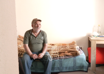 68-vjeçari që u harrua nga familja e tij, kërkon të akomodohet në shtëpi të pleqve