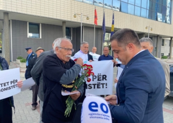 Pensionistët i presin me protestë deputetët, kërkojnë ndryshim të ligjit