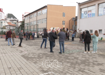 Prindërit protestojnë para shkollës “Naim Frashëri”