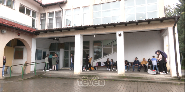 Deklarata e Kurtit bëri që mësimdhënësit e Deçanit të pendohen për fillimin e vitit të ri shkollor