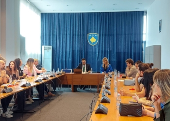 Deputetët debatojnë me shoqërinë civile, vlerësohet roli i saj në shtet-ndërtim