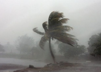 ShBA paralajmëron se një uragan i kategorisë së parë do të kalojë pranë Shqipërisë