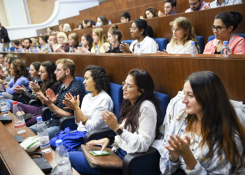 Kurti i njoftoi studentët e Vjenës dhe Venedikut me reformat në drejtësi
