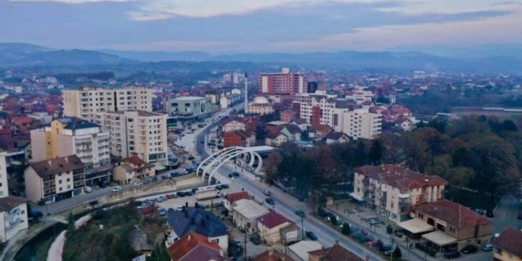 Burri tenton ta fusë me dhunë në veturë ish-gruan e tij në Suharekë