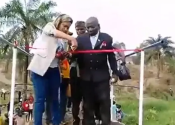 Shembet një urë në Kongo gjatë përurimit