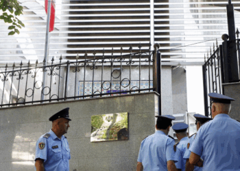 Diplomatët iranianë djegin dokumentet disa orë para largimit nga Shqipëria