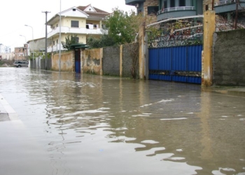 Evakuohen 14 qytetarë nga vërshimet e ujit në Gjakovë